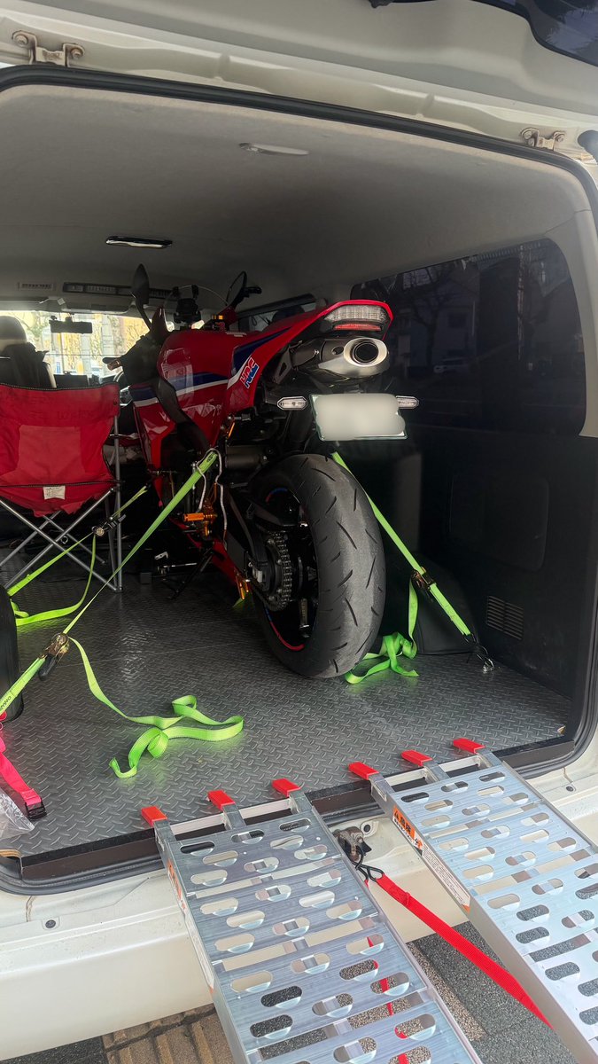 まじで今からサーキット行くみたいで草
