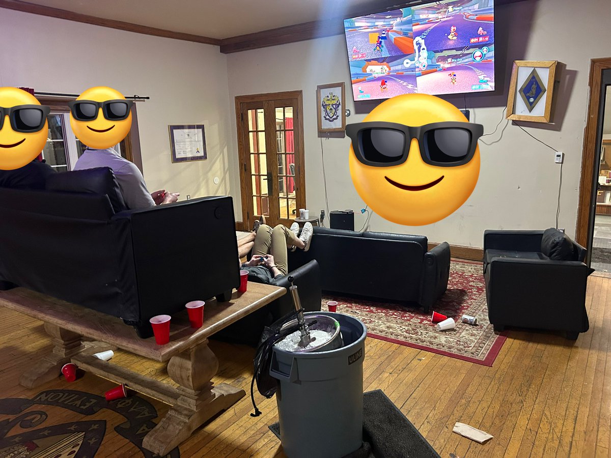SamChestnuts35's tweet photo. Yeah dad I’m having fun in college https://t.co/yCqzJQUz41