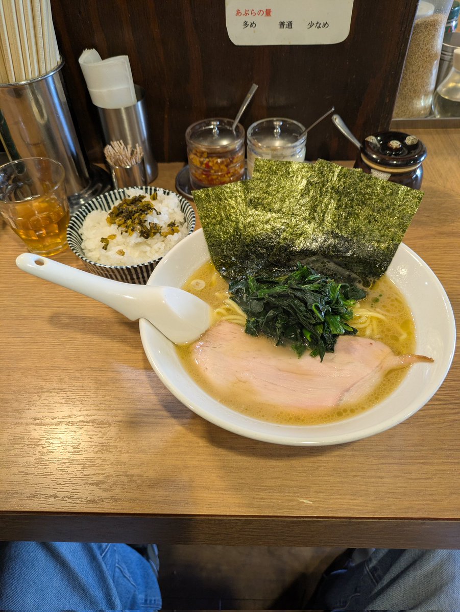 ぱったぱた🕊️

ラーメン並
ロースチャーシュー
塩変更
硬めのみ
ライス🍚

サラッと豚骨の出汁感が効いたスープは、塩も旨いですね👍

燻製チャーシューのスモークが程よく効いてオープン以来チャーシューも旨いぱったぱた🕊️最高です👏👏👏

翠空のオープン楽しみです🎉