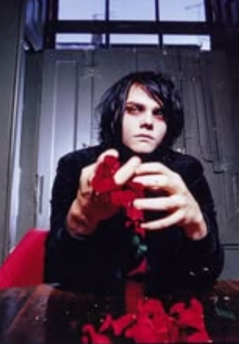 DrawRoach's tweet photo. @thnkz4thevenom Why is he fingering the rose https://t.co/GBDm0R2SdU