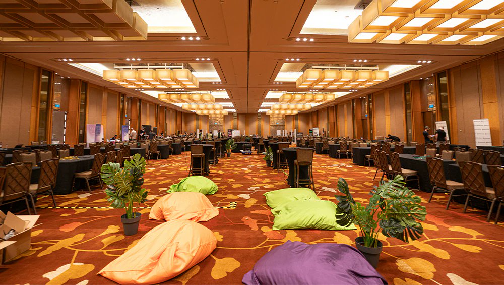 ㅤㅤ 
Selamat datang di perayaan yang penuh makna. Hari ini, kita berkumpul di Sands Grand Ballroom, Marina Bay, untuk merayakan perjalanan yang telah ditempuh bersama. Sebuah perjalanan kreativitas, kolaborasi dan kenangan yang terus bertumbuh selama 4 tahun terakhir.
ㅤㅤ