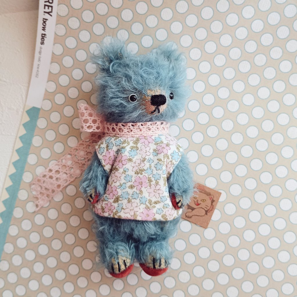 東京のイベントに参加していたクマが、おうちが決まらずに一人で戻ってきました。　相変わらず豆鉄砲を食らったようなビックリ顔です☺️

カートに並べておきますので良いご縁をいただけましたら嬉しいです🍀