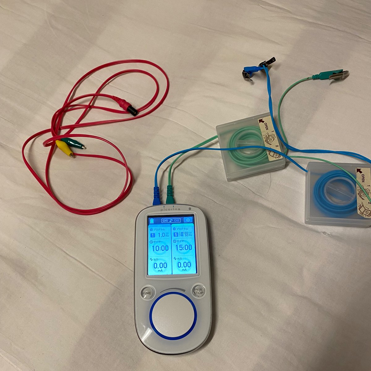 oasiskomiya's tweet photo. 【セイリン社様へのお願い】

ピコリナは、ファインモードで0.01ずつ出力を変更できるなど、様々な臨床現場のニーズを汲み取って頂き、大変感謝しております。

そこで、もう1点お願いがあります。

私たちのような弱視者は、コードの微妙な色の差（青と緑)を見分けるのが大変です。

できれば別売りで「赤いコード」等を購入できるようにしていただけると大変ありがたいです。

最近、ピコリナは、睡眠障害などの治療で、治療ブースが薄暗い状態で使う頻度が高いです。

晴眼者でも薄暗い空間では、目の機能的に、錐体細胞から、桿体細胞モードになるので、青と緑の識別は難しいはずです。

是非！是非！