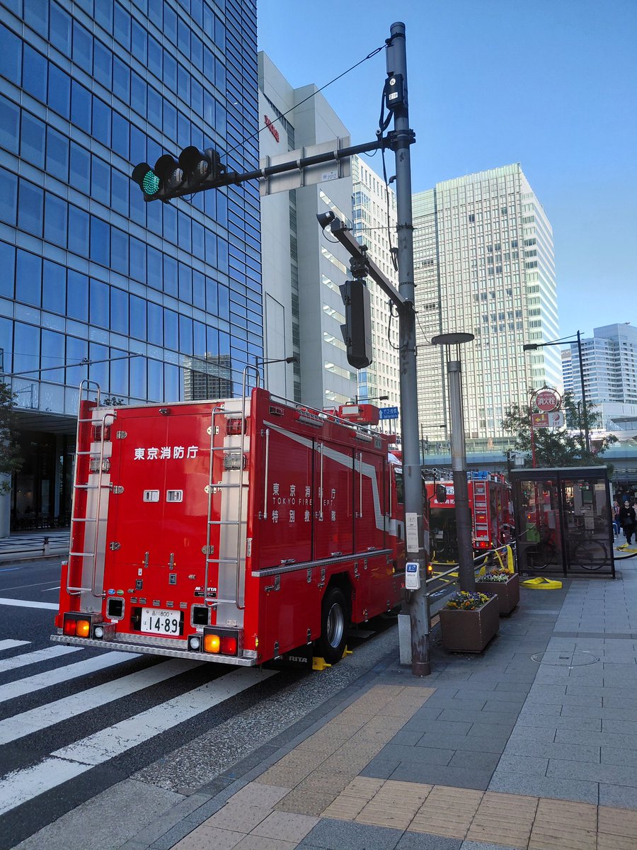 S3ooCt's tweet photo. 浜松町駅来たら隣のビルで火災だそう…
今日も工事をやっているようだけど、工事関係者等に被害がないことを祈ります。 https://t.co/cp2BI5WuVn