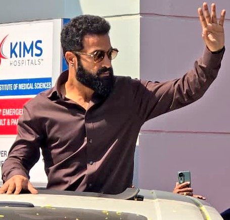 HanuNews's tweet photo. PHOTO Of the Day ... @tarak9999 ❤️‍🔥

ఎవడి వల్ల కాదు... ఇది రా మాస్ అంటే 🫰💪
నందమూరి బిడ్డ... 🐯 

నందమూరి తారక రామారావు ✨ 

నాయకుడు... The LEADER 💥 https://t.co/zkuk10274A