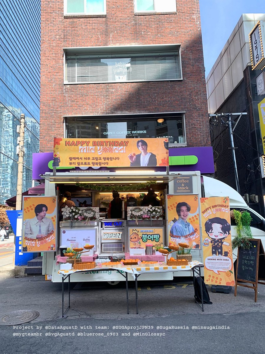 📢Shining With SUGA Coffee Truckが正式にオープンしました 🍊🎉

📍 HYBE裏のコンビニCU前
📅 3月8日
⏰ 2：00 – 4：00 PM KST
SUGA Dayを一緒に祝うために､みなさんをお迎えします🤗
温かい関心とサポートをよろしくお願いします

HAPPY SUGA DAY
SHINING WITH SUGA
#MinMarch2026 #SUGA #슈가
