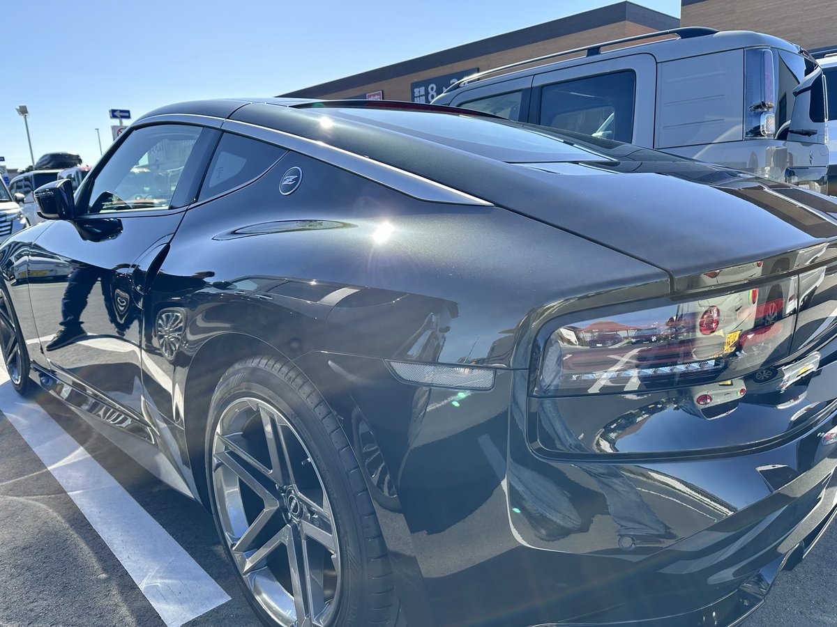 Mikchey7's tweet image. 友人が新車にアルトが買えるくらいのコーティングしたというので見に来た
鏡面みたいになってる
#rz34 #z #日産