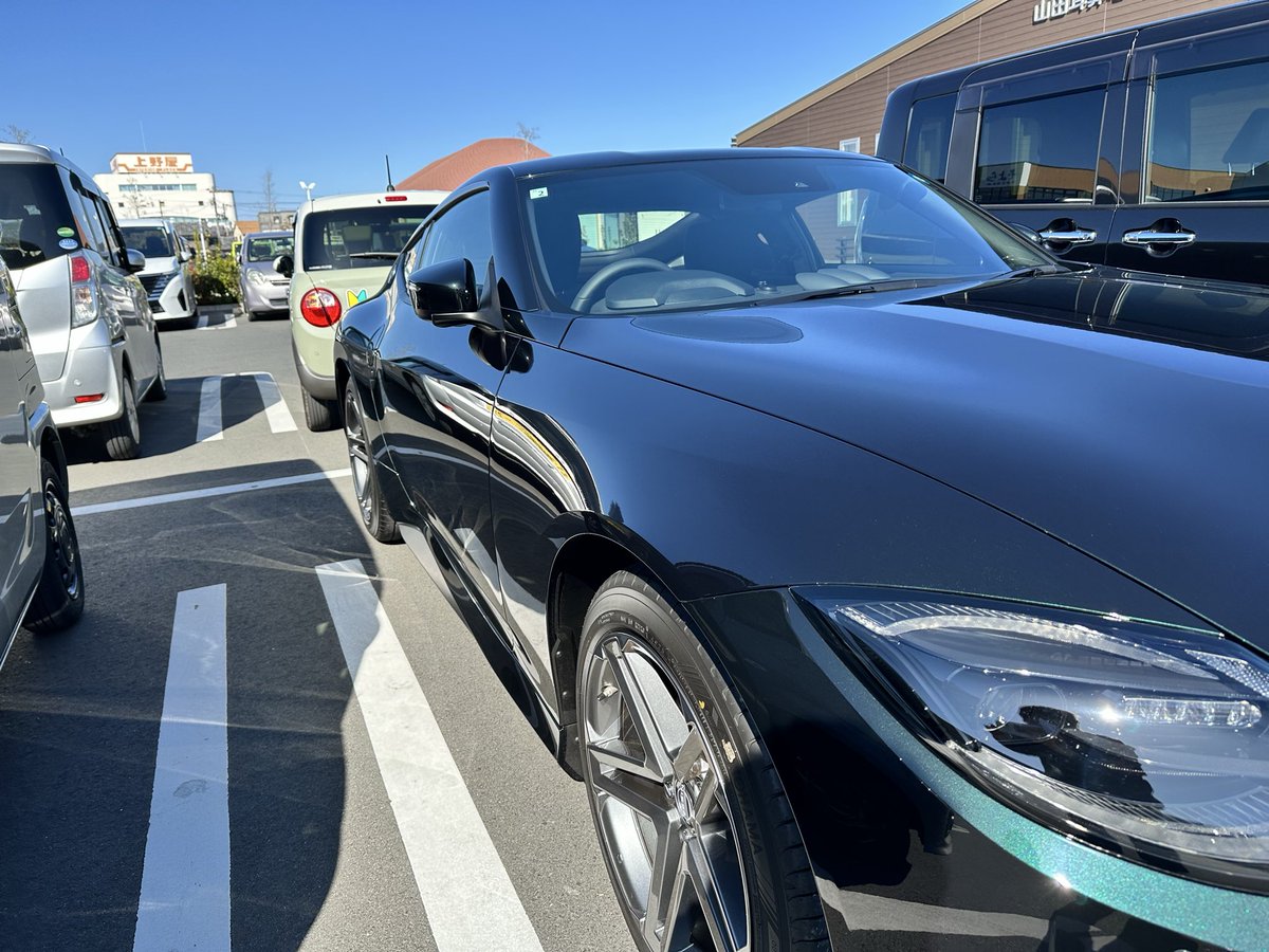 Mikchey7's tweet image. 友人が新車にアルトが買えるくらいのコーティングしたというので見に来た
鏡面みたいになってる
#rz34 #z #日産