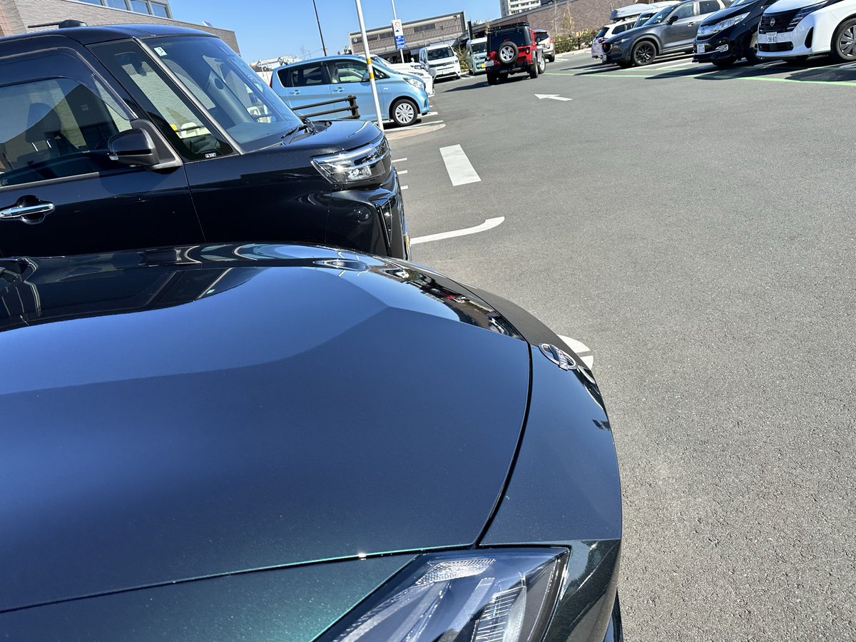 Mikchey7's tweet image. 友人が新車にアルトが買えるくらいのコーティングしたというので見に来た
鏡面みたいになってる
#rz34 #z #日産