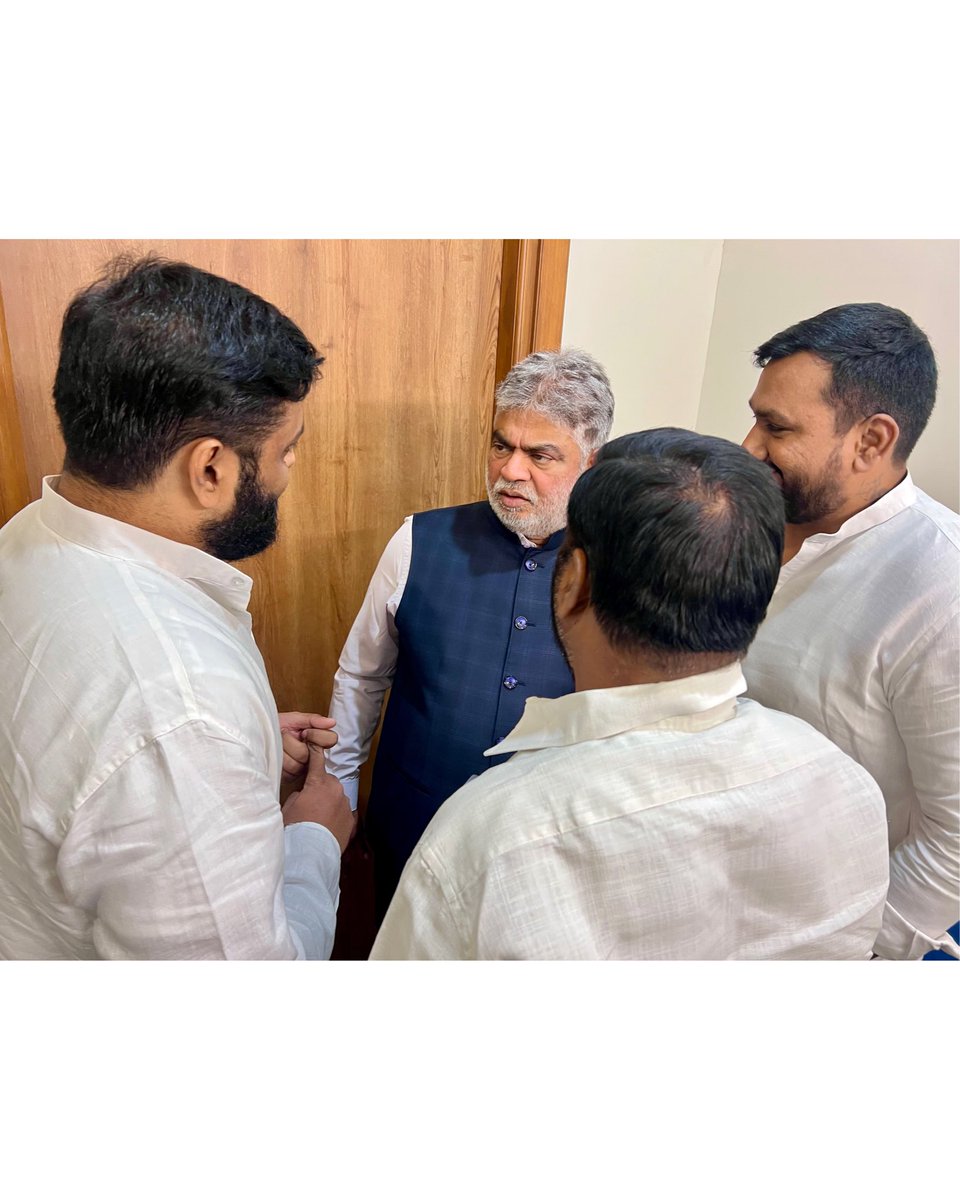 RamshettyVishnu's tweet photo. Met Shri Gaddam Prasad Garu Hon’ble Speaker of Telangana Legislative Assembly, one of the kindest leader.

@GpkOfficial_  @ananya_gaddam https://t.co/KHn4S34nXP