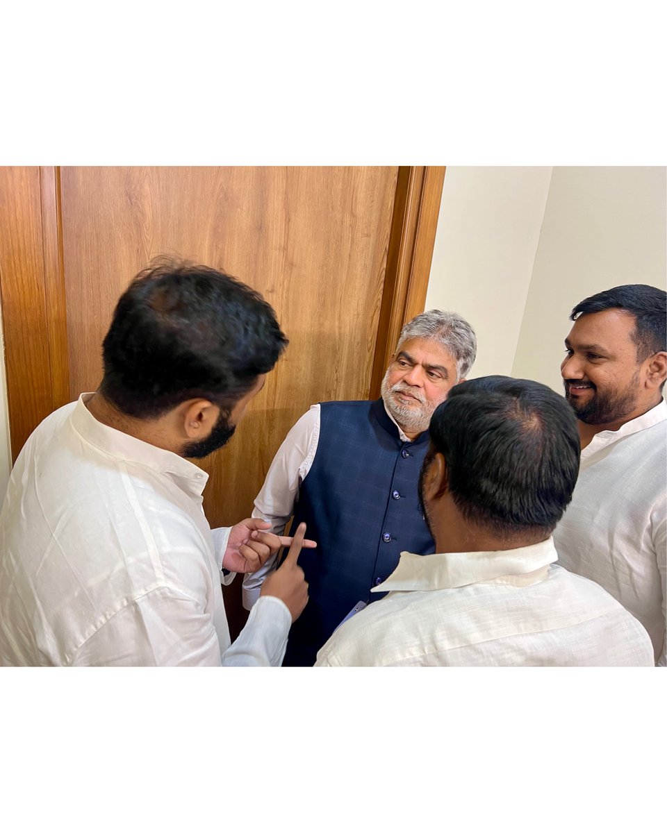 RamshettyVishnu's tweet photo. Met Shri Gaddam Prasad Garu Hon’ble Speaker of Telangana Legislative Assembly, one of the kindest leader.

@GpkOfficial_  @ananya_gaddam https://t.co/KHn4S34nXP