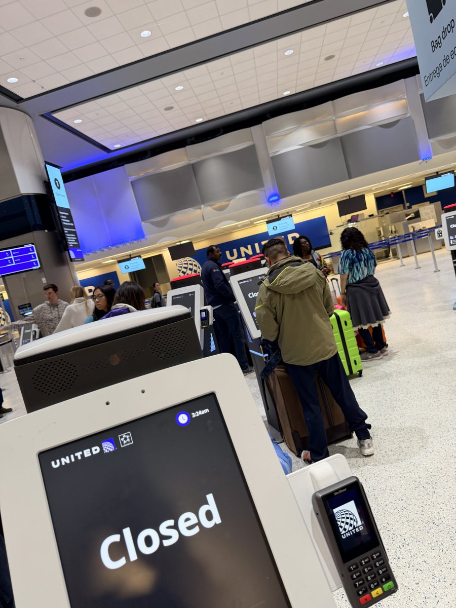 fruiz78's tweet photo. Hey @united, what time can we start checking in bags at IAH? Flight boards at 4:10. Everything is closed. https://t.co/jwYBGSQxB2