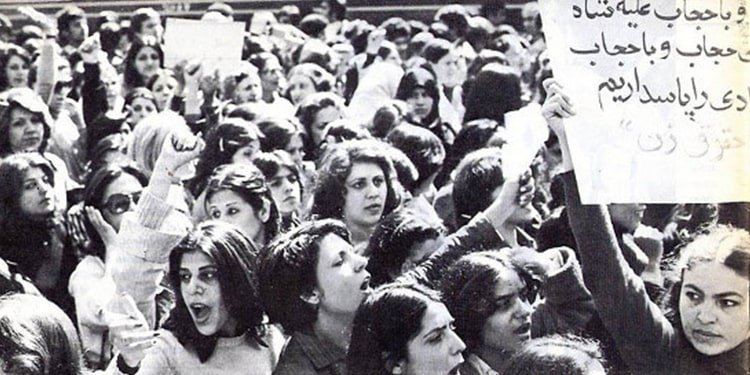 HeikeSpecht's tweet photo. Am 8. März 1979 demonstrierten die Iranerinnen gegen die frauenfeindlichen Maßnahmen des neuen Regimes. Die Frauen hatten zusammen mit den Männern den Schah vertrieben und mussten nun erleben, dass Khomeini, frisch an die Macht gelangt, ihnen ganz gezielt die Freiheit nahm. https://t.co/zcVHt3DfYH