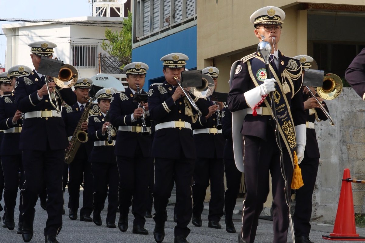 jgsdf_15b_pr's tweet photo. 第１５音楽隊は、８日、那覇市内の辻町で開催された「じゅり馬まつり」において音楽演奏を行いました。紅型衣装の女性たちが春駒をつけ、「ゆいゆい」の掛け声とともに練り歩く華やかな伝統行事に音楽演奏を通じて花を添えました。今後も様々な機会に音楽演奏を行い、皆さんに音楽を届けていきます。 https://t.co/Npl1NJKNGG