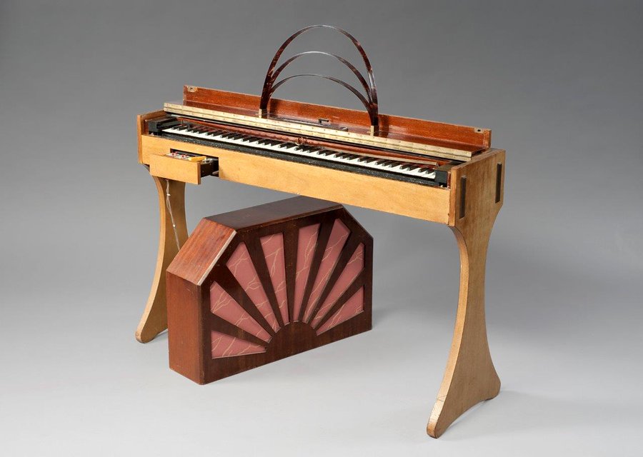 Les Ondes Martenot són un instrument musical electrònic inventat el 1928 pel músic i enginyer francès Maurice Martenot.
En el punt de mira del MIM aquest mes. <a href="/mimbrussels/">MIM_communications</a>