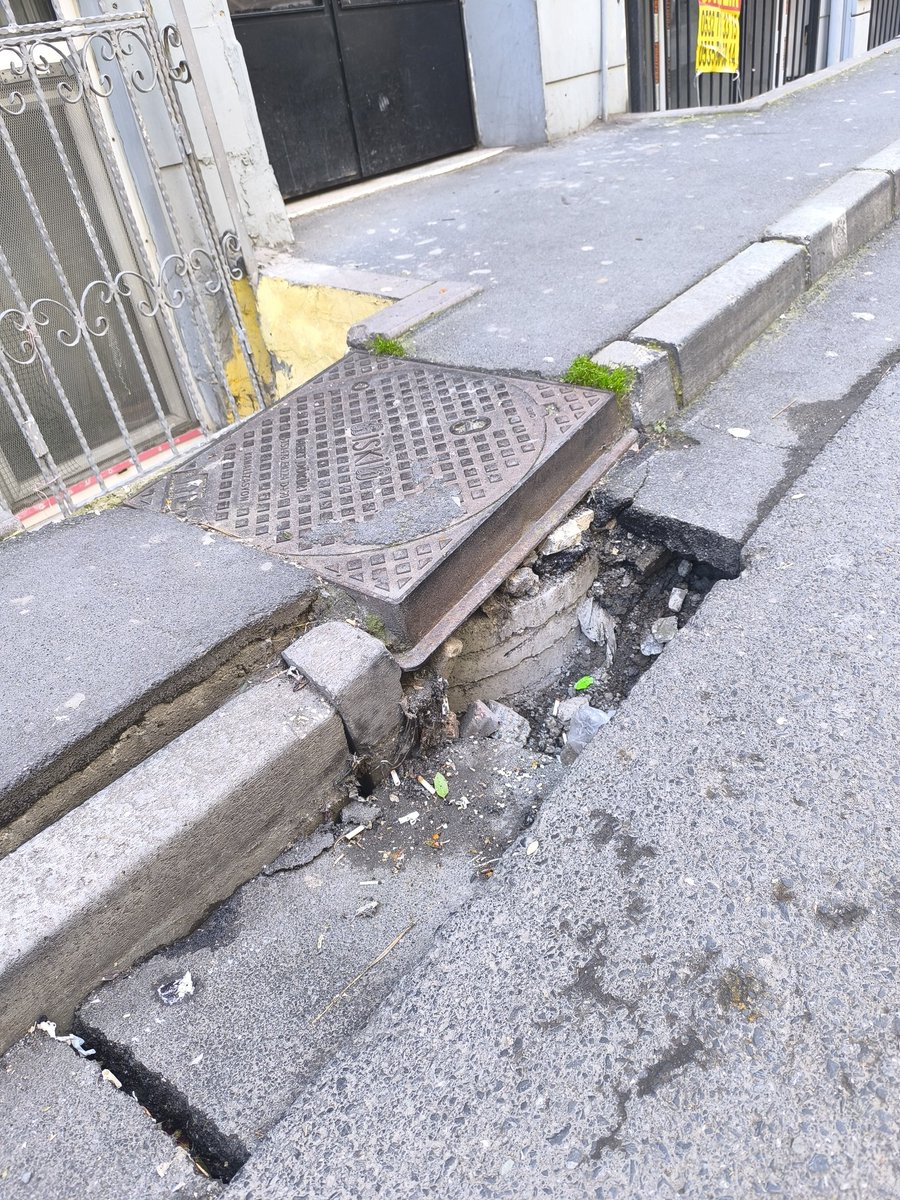 _kahvefali's tweet photo. Kocamustafapaşa mh Pamukçu Sk. No:60 Fatih. Logar kapağı cevresinde çöküntü var. Araçlar ve yaşlılar için tehlike teşkil ediyor. @iski_destek @IBBcozummerkezi https://t.co/VtEnhPZKbZ