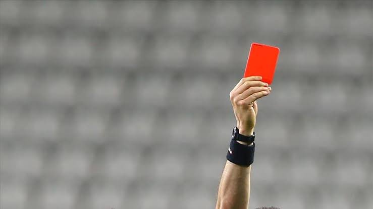 2000’den bu yana; yani 21’inci yüzyılda Galatasaray’ın çıktığı Süper Lig derbilerinde Galatasaray’ın ve rakiplerinin gördüğü kırmızı kart sayıları:

Galatasaray: 28
Fenerbahçe: 16
Beşiktaş: 9 

İki rakibinin toplamı bile Galatasaray’ın gördüğü kırmızı karta ulaşmıyor.

(Burhan