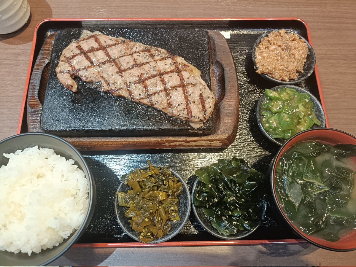 rinyouta's tweet photo. 本日のランチは ＃感動の肉と米 で店舗限定サーロインステーキをいただく🥩
肉以外はすべて食べ放題😋
これで税込み1000円はお得です🉐
＃食べ放題
＃ランチ
＃肉
＃おかわり自由
＃ステーキ
＃ナムル
＃牛肉しぐれ
＃ご飯 https://t.co/y7S21tmLwg