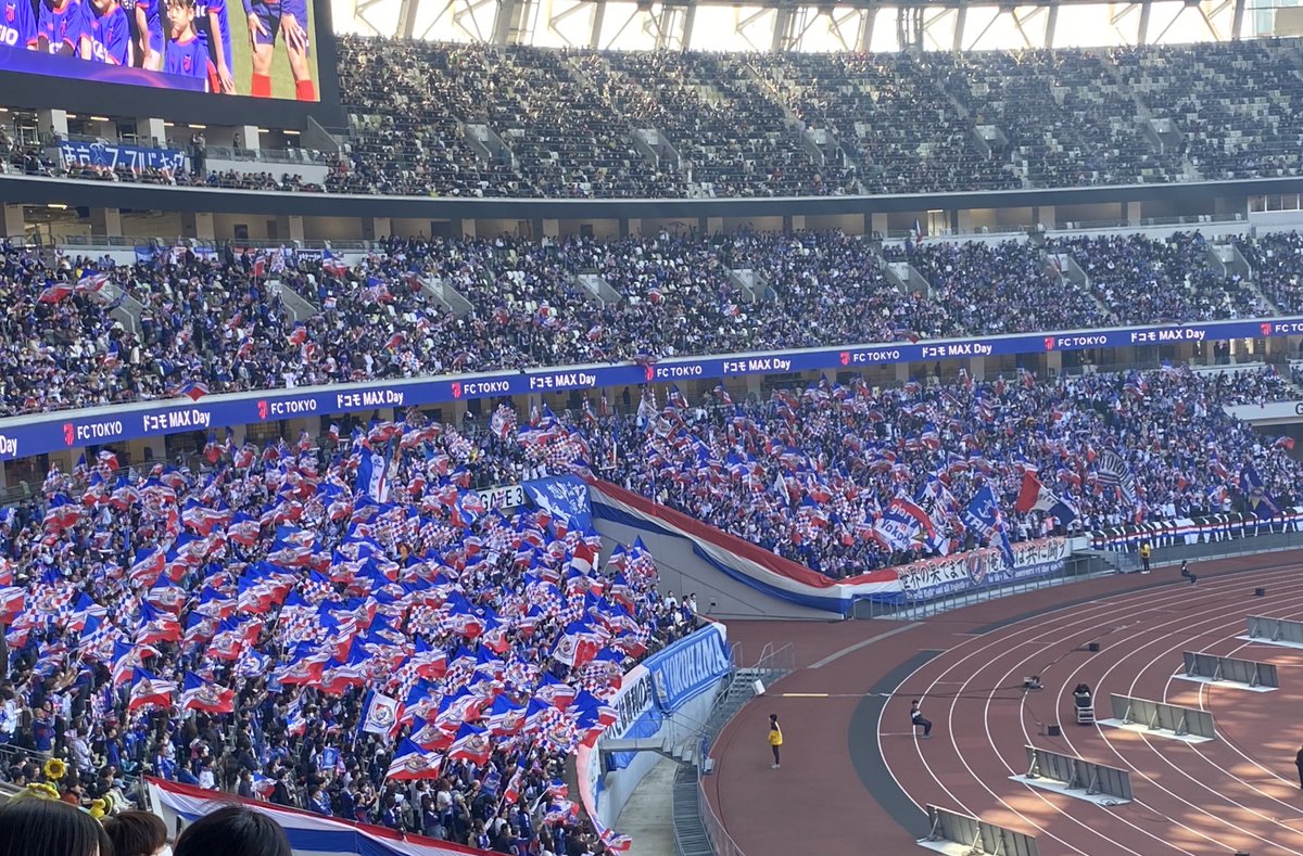 tailorunclemob's tweet photo. 昨日実はサッカーの試合そのものよりも、横浜F.マリノスのサポーターの熱い応援が一���感動したんだよね

一緒に観戦したサッカー⚽️ミリしらマネも「90分ずっと跳んでる愛すごい…泣きそうになる」って言ってた

見てくれ…
この美しく力強いトリコロールの波🌊
心動かされずにはいられないだろ…？ https://t.co/LkI2WDGX9D