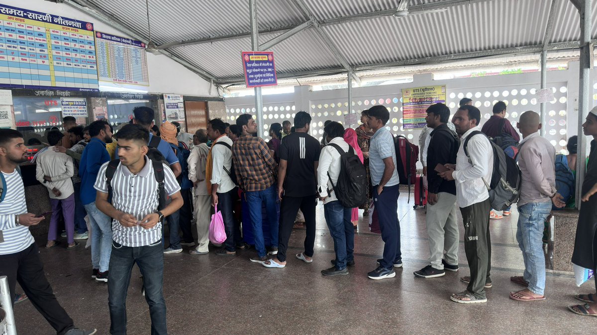 PranjalAdept's tweet photo. @RailwayNorthern 
This is the condition of a vending machine installed at Nautanwa railway station.
Overcrowded queue - helpless passengers 😢 https://t.co/i2LCDfXCvL