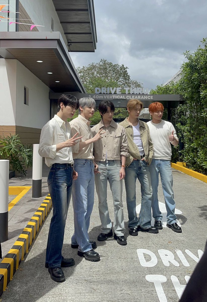 BEOMGYUMOAMOA's tweet photo. お洋服の色合い
5人で合わせたのかな
ヨンボム🦊🧸にいたっては双子コーデっぽい
かわいい🩵🩵🩵🩵
#PHMOA
#TXT_DunkinSignatureCoffee #DunkinPH_TXT
#TOMORROW_X_TOGETHER #TXT_members #txt
#투모로우바이투게더 https://t.co/fyLRJ929Me