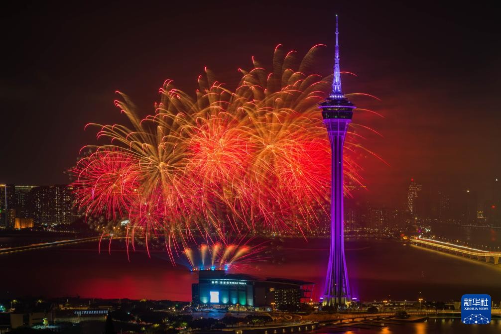 ShutterLife888's tweet image. 澳门2026年“金骏云翔 欢乐春节”无人机烟花汇演举行第三场
Macau's 2026 "Golden Clouds Soar, Joyful Spring Festival" drone and fireworks show held its third performance. #Fireworks