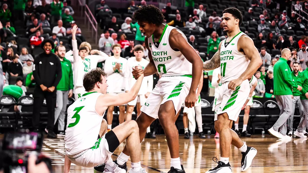 Varsity_U's tweet photo. NORTH DAKOTA STORMS BACK!

The Fighting Hawks barely steal a win over St Thomas in the Summit semifinals and will play their in state rival NDSU for a ticket to the Big Dance. https://t.co/8qJm9nDxlL