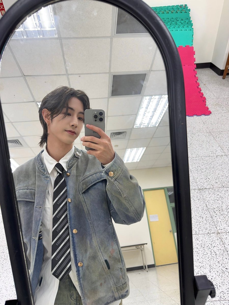 MaMewMark's tweet photo. คำถามเดียวในตอนนี้เลย
พี่มาร์คกลับมาใช้ iphone15 ทำไม???
iphone17,แตก,พัง,สูญหาย คือหนูขี้เผือกอ่าอยากรู้ๆๆ 5555555555555555555
.
#MarkTuan https://t.co/fJ63jTtxeE