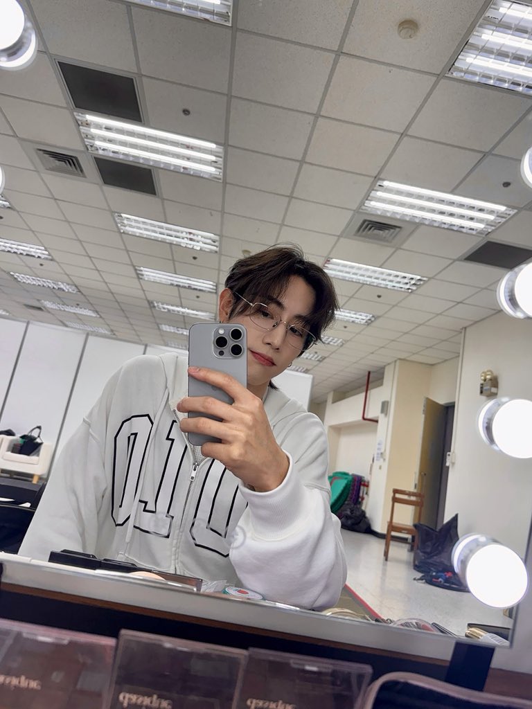 คำถามเดียวในตอนนี้เลย
พี่มาร์คกลับมาใช้ iphone15 ทำไม???
iphone17,แตก,พัง,สูญหาย คือหนูขี้เผือกอ่าอยากรู้ๆๆ 5555555555555555555
.
#MarkTuan