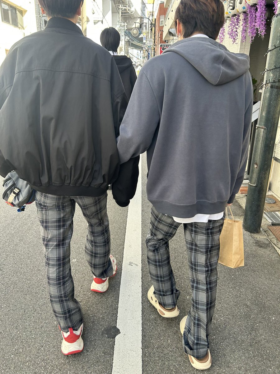 大阪校2日目！！
今日もいっぱい楽しむよん！！
18時頃からちょっと座席に余裕ありそうだから、来てみたいよって登校生や、昨日来てみて今日も行きたいって思ってくれた登校生、予約時間伸ばしたいよって登校生がいたら気軽にお店に来て在校生に声かけてねん✌️

なんかいちゃいちゃしてたから隠し撮り