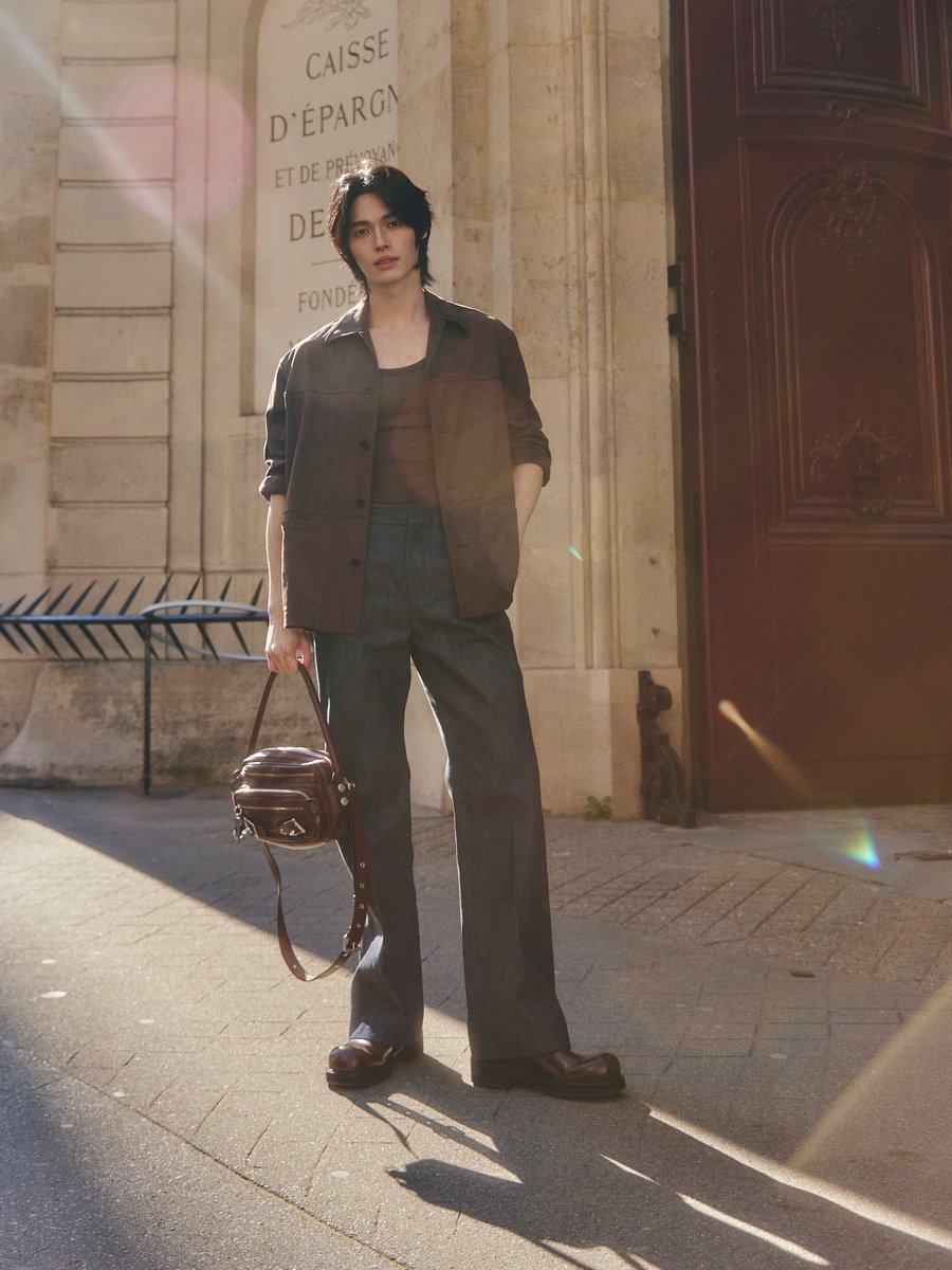 mintmag_th's tweet photo. หล่อทุกก้าว! เสิร์ฟภาพหล่อของหนุ่ม #วินเมธวิน ในโททัลลุคสีนํ้าตาล แมตช์กางเกงยีนส์และเสื้อซีทรูสีนํ้าตาลเข้ากับกระเป๋า Camero Party Belt ที่โดดเด่นด้วยดีไซน์ลูกเล่นเข็มขัดบนตัวกระเป๋า ทำให้ลุคที่ดูเรียบง่ายกลับเต็มไปด้วยรายละเอียดที่โดดเด่นและน่าสนใจ 💚

#AcneStudiosxWinMetawin
#winmetawin
#AcneStudios
#AcneStudiosFW26
#MintNews