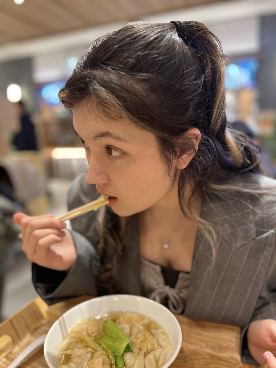Hana8ighty7even's tweet photo. おはよう♡
今日はストーリーライブでした！
ストリートライブ後のエビワンタンメン🦐 https://t.co/4gumuA1jM3