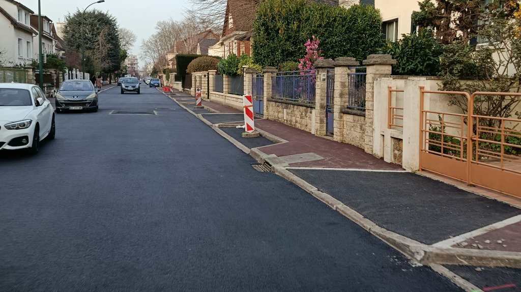 littlebigfred's tweet photo. Bateaux, trottoirs découpés et privatisation de l'espace public — toutes ces maisons sont pourvues de garage → une pièce en plus gratos, ni vu ni connu des Impôts

#FrenchTouch https://t.co/ni3glvCJvo