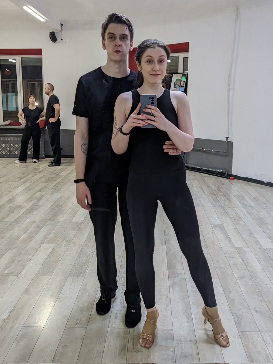 сладкая булочка-убийца tweet media