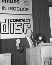 IveserVenezia's tweet image. 8 marzo 1979 
La Philips invita la stampa internazionale per mostrare in anteprima un disco ottico da 11,5 cm il primo lettore di compact disc audio