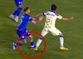 marsoes88's tweet photo. @Luisdannyel28 @El_Hincha12 Ahora si son faltas verdad!!! Pero se cansaron de decir que estas no eran, pinches doble moral 😂😂😂 https://t.co/Ut3TLZPqZ3