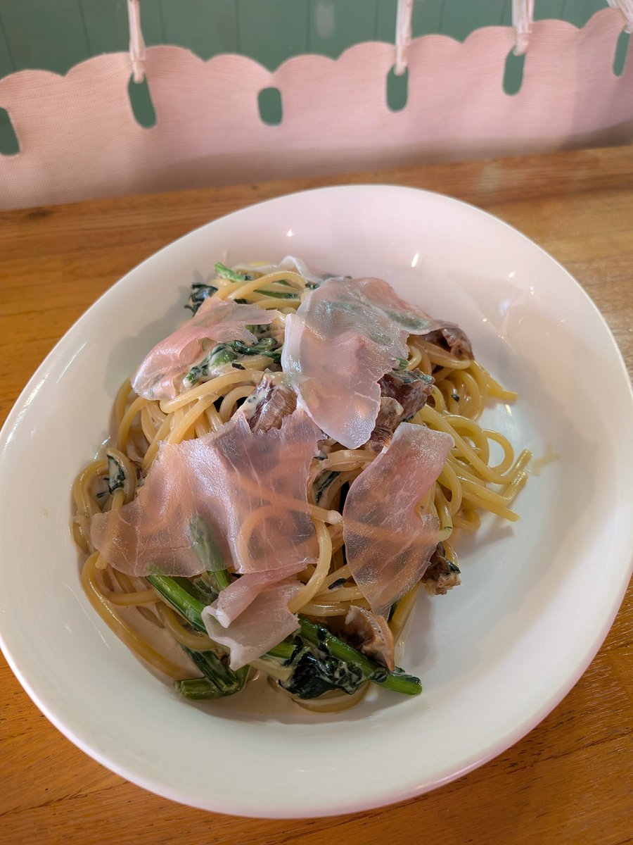 sotokichisan's tweet photo. #カコジョラーメン部スパゲティ分会
#Liel
#沼袋

皆様
こんにちはです🌞

本日の昼食
ポルチーニ茸生ハムホウレンソウクリームソーススパゲティです🍝

いつも私服かボンデージ姿なんで
たまにはバニーガール姿になってみようかと…👯‍♀️ https://t.co/4TmWcFjk9H