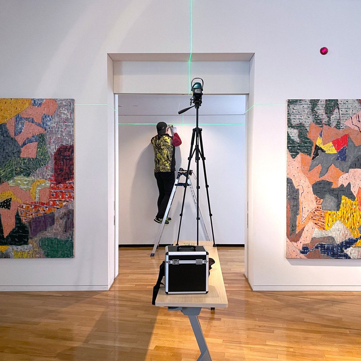 展示作業中、

頑張る館長。
見守る学芸員。

全てのドッコは館長の
手作り。

-------------------------------------

《島 州一 タブローへ向けた精神》

2026.4.4satー5.31sun

詳しい展覧会情報、イベント情報は
こちらからご覧ください。
↓↓↓↓
koumi-museum.com/exhibitions/10…