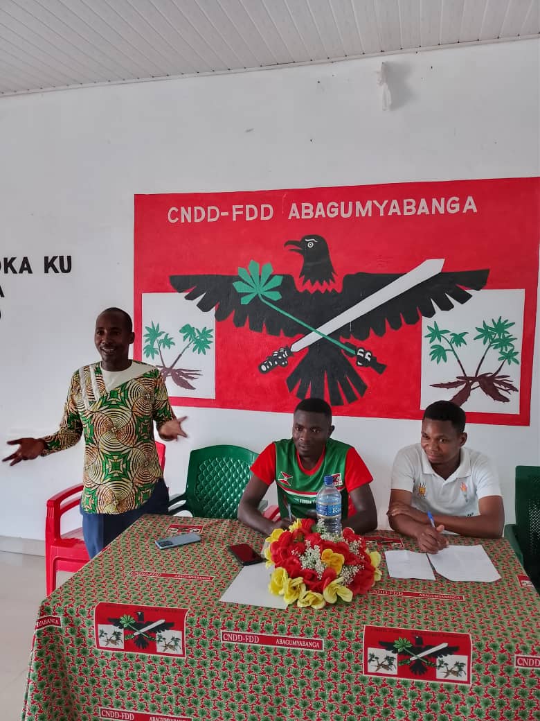 JClaudeNshimir's tweet photo. A la permanence #Mukaza, le 7/3/2026, j'ai été fier de participer à la réunion des #Etudiants_Imbonerakure @CnddFdd natifs #Bugendana et #Gishubi, issus de #ntes universités #Bujumbura. Les étudiants sont un trésor important pour le #Burundi de demain.
@DorianeMunezero
@kadenys2 https://t.co/yqscMwF1mm