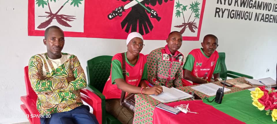 JClaudeNshimir's tweet photo. A la permanence #Mukaza, le 7/3/2026, j'ai été fier de participer à la réunion des #Etudiants_Imbonerakure @CnddFdd natifs #Bugendana et #Gishubi, issus de #ntes universités #Bujumbura. Les étudiants sont un trésor important pour le #Burundi de demain.
@DorianeMunezero
@kadenys2 https://t.co/yqscMwF1mm