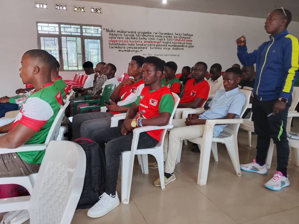JClaudeNshimir's tweet photo. A la permanence #Mukaza, le 7/3/2026, j'ai été fier de participer à la réunion des #Etudiants_Imbonerakure @CnddFdd natifs #Bugendana et #Gishubi, issus de #ntes universités #Bujumbura. Les étudiants sont un trésor important pour le #Burundi de demain.
@DorianeMunezero
@kadenys2 https://t.co/yqscMwF1mm