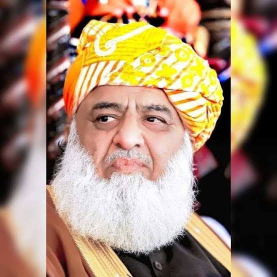 جب پٹرول 150 روپے لیٹر تھا
یہ منافق ملا اسلام آباد پہ چڑھ دوڑا تھا
آج 332 روپے ہے
یہ کہیں فوت ہی ہو گیا ہے