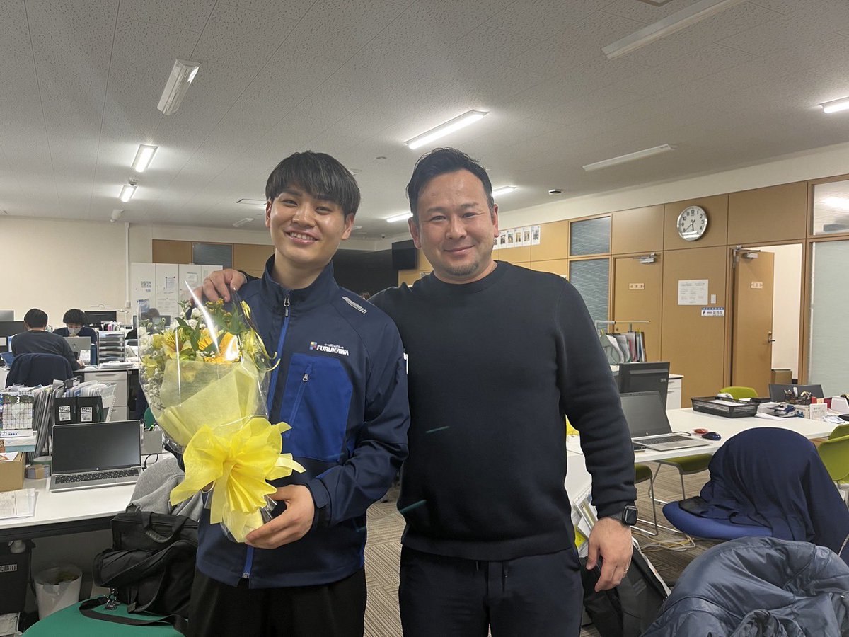 株式会社古川を退社しました。
約3年間、本当にお世話になりました。

いつもアットホームな雰囲気で自分に接してくださり嬉しかったです！

寄せ書きと花束もありがとうございます！

社会人の1番最初に勤めた会社が古川で良かったです！

ありがとうございました！

#株式会社古川 #我が街のパワーに