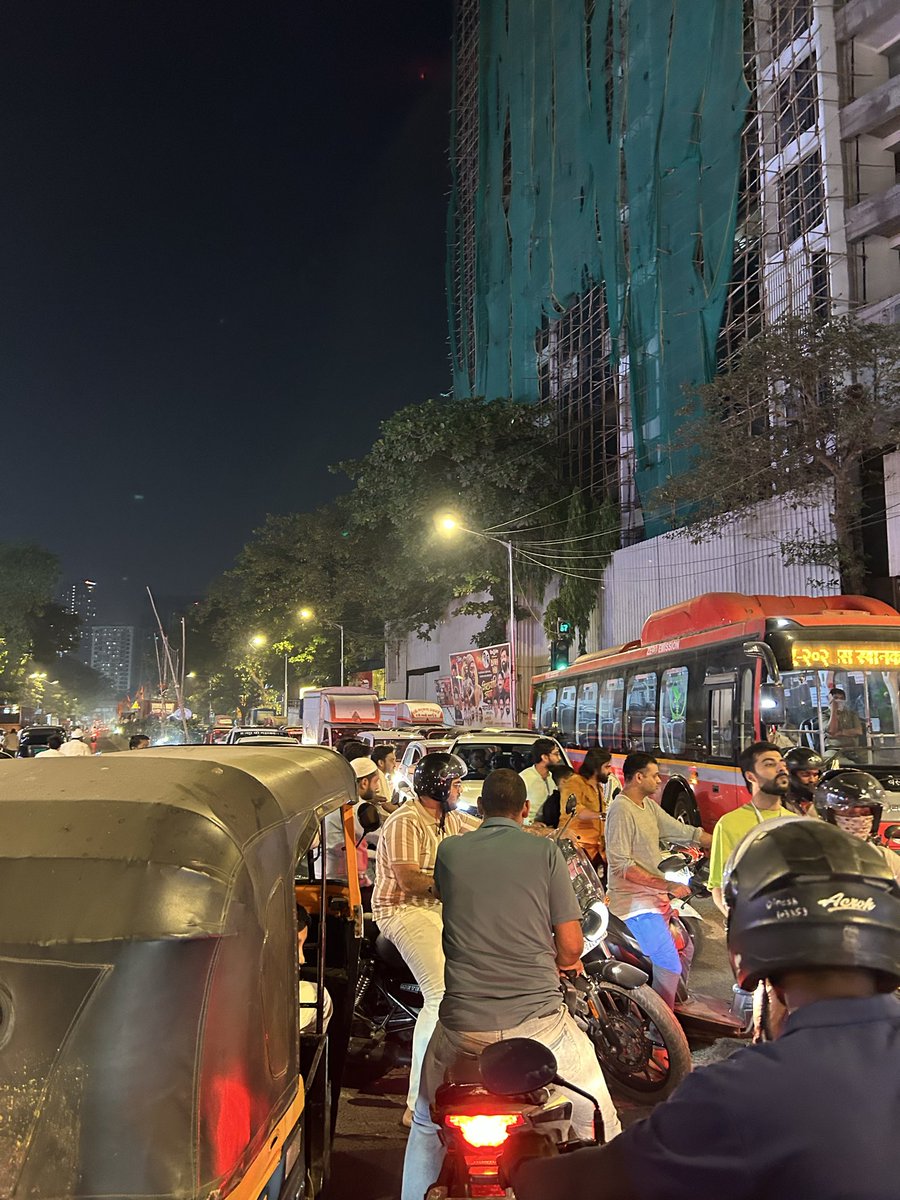 SaddamAbrar's tweet photo. Dear @MumbaiPolice please look into the matter. Daily traffic kiosks at Ajit glass signal area  Jogeshwari West. https://t.co/nBwywFV3l1