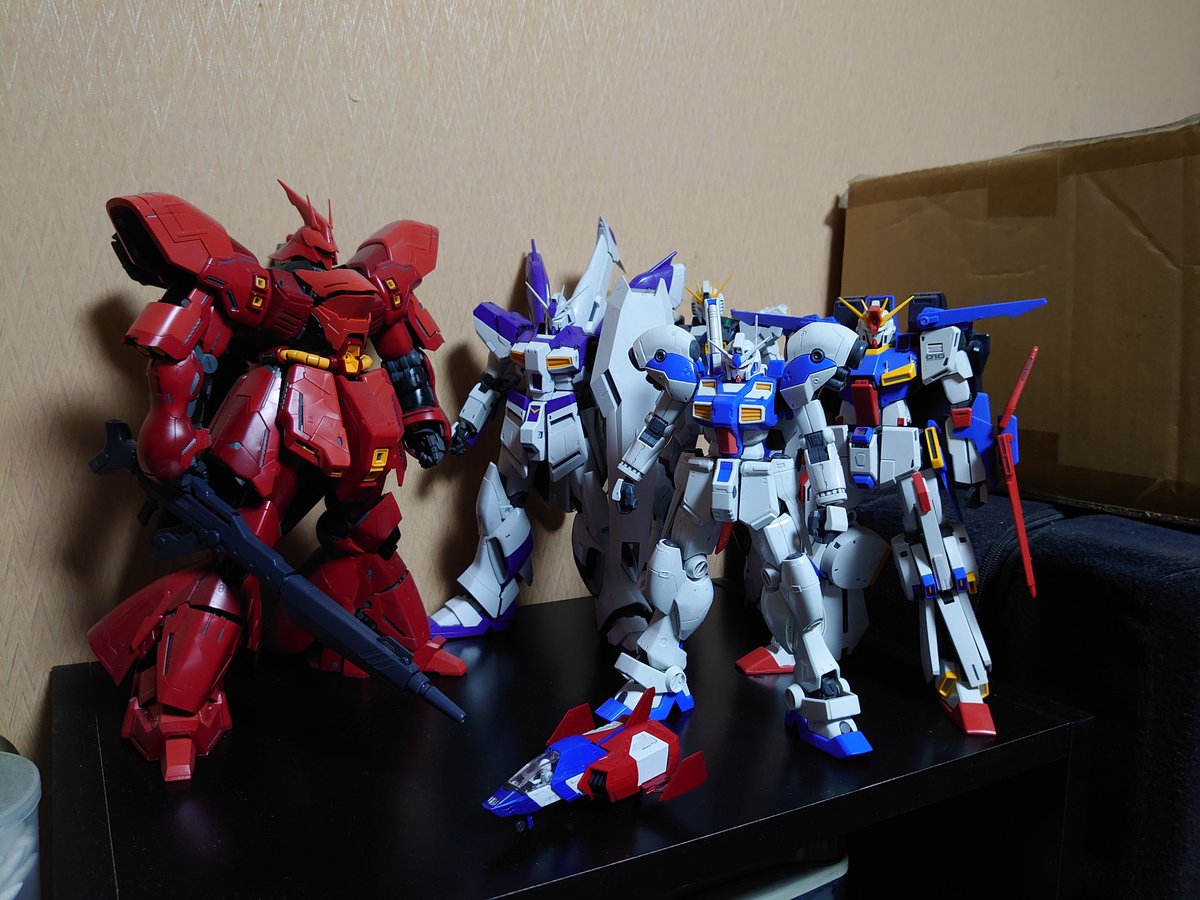 raim33073460970's tweet photo. #ガンプラ　#ガンプラ好きな人たちと繋がりたい　#MGRE
サザビーでかい。ニューガンダムは隠れてしまった。ガーベラは初期ガンダムサイズでちっちゃいですね。1/100サイズは持っているもの少ないのでその内1体ずつ紹介したいです☺ https://t.co/JG8OnwIr1l
