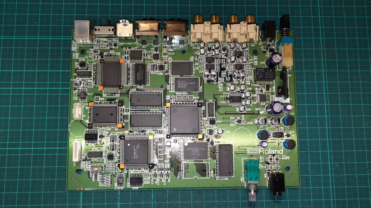 SiVps4J3XrbQi2P's tweet photo. 補修ネタもw
ついにその時がきた #Roland #SC8820
3ヶ月に一度の定期稼働確認でヘッドフォン/LINE-OUTが完全停止。裏には2011/4/4システムアップデート済みとシール貼ってる草
とりまチップコンデンサは無視して取れそうな電解コンデンサ剥がし完 https://t.co/EumVBfGZV9