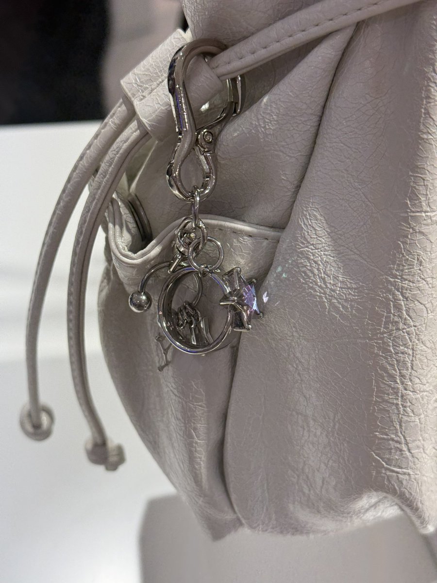 _ha3rin's tweet image. YUNJIN X STAND OIL
JENAISSANTE CHARM SET
#YUNJINxSTANDOIL
#HUHYUNJIN #BREEZY
#STANDOIL #스탠드오일