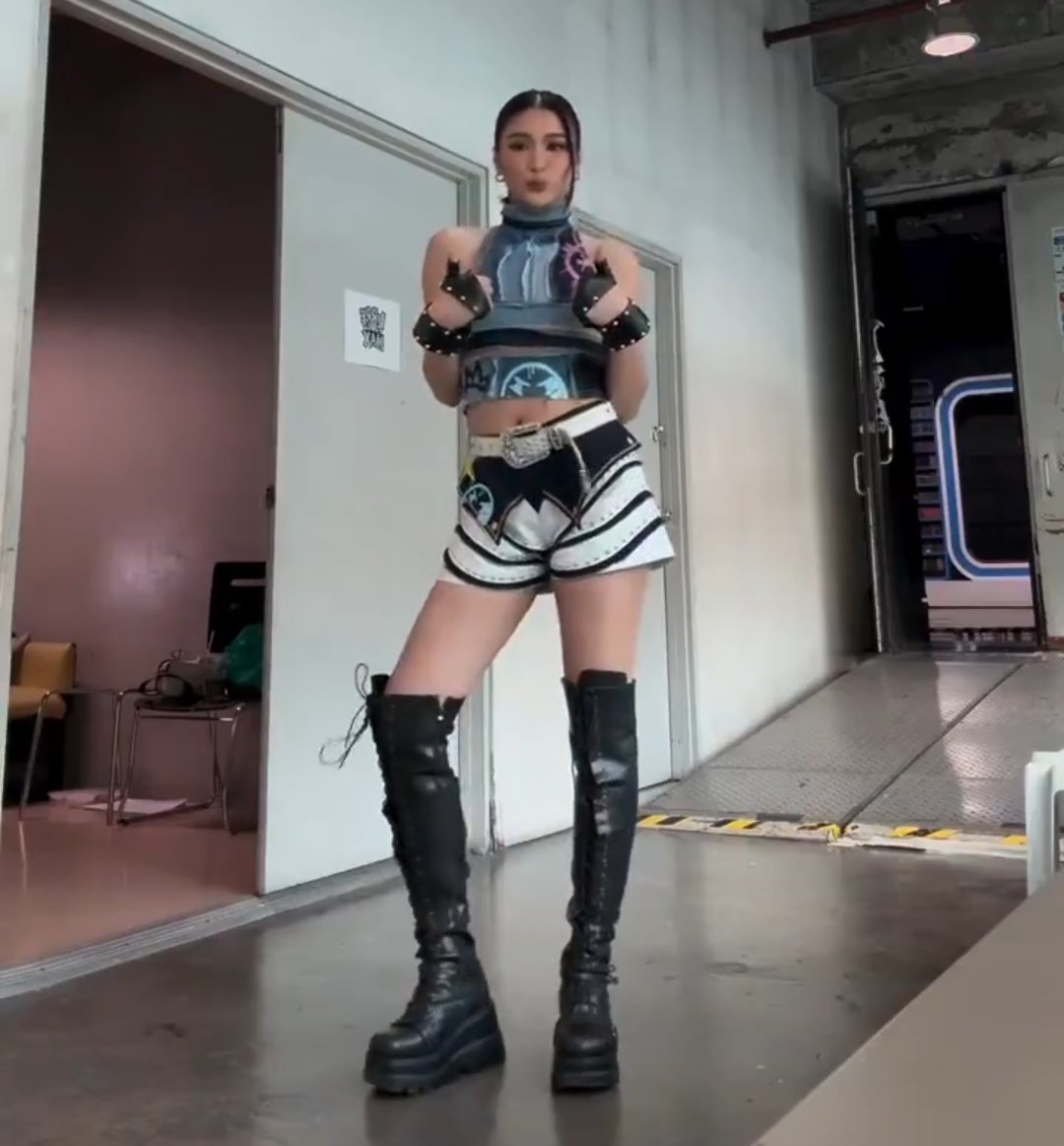 mich ᥫ᭡ tweet media