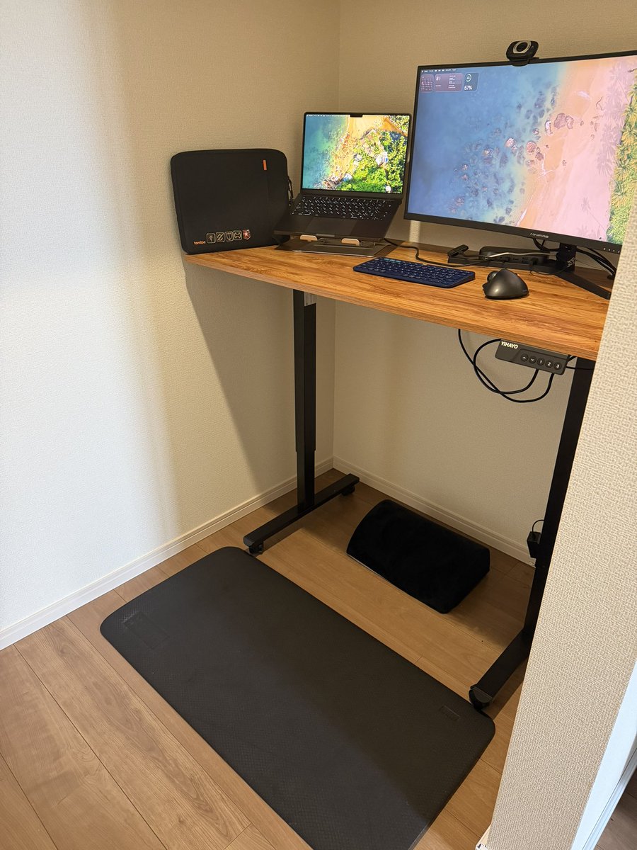 お久しぶりです！

1月に転職して
生活スケジュールも固まってきて
動画編集を再開できそうです

今年は奥さんも
国家資格取れるように
頑張るとのことなので

勉強作業集中部屋を
ウォークインクローゼットに
作成しました
(配線未完成)

念願の電動デスク🥺

一緒に頑張ります！