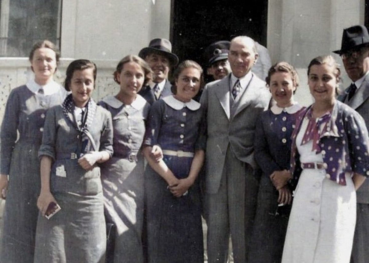 "Ey kahraman Türk kadını, sen yerde sürünmeye değil, omuzlar üzerinde göklere yükselmeye layıksın."

8 Mart Dünya Kadınlar Günü kutlu olsun.
